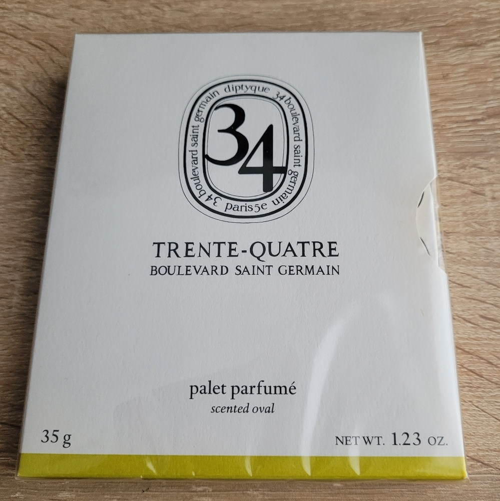 Diptyque Scented Oval in White and Cream